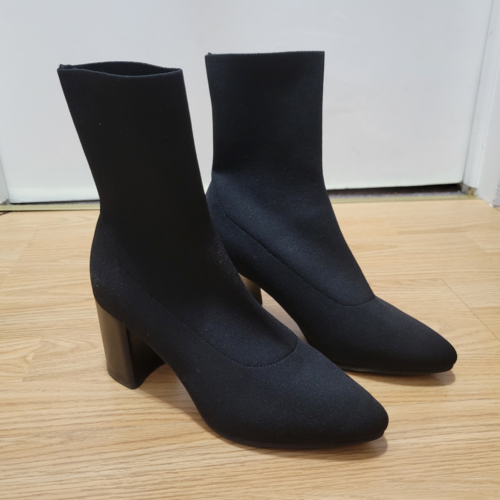 Blondo Black Heeled Boots with Streamlined Silhouette